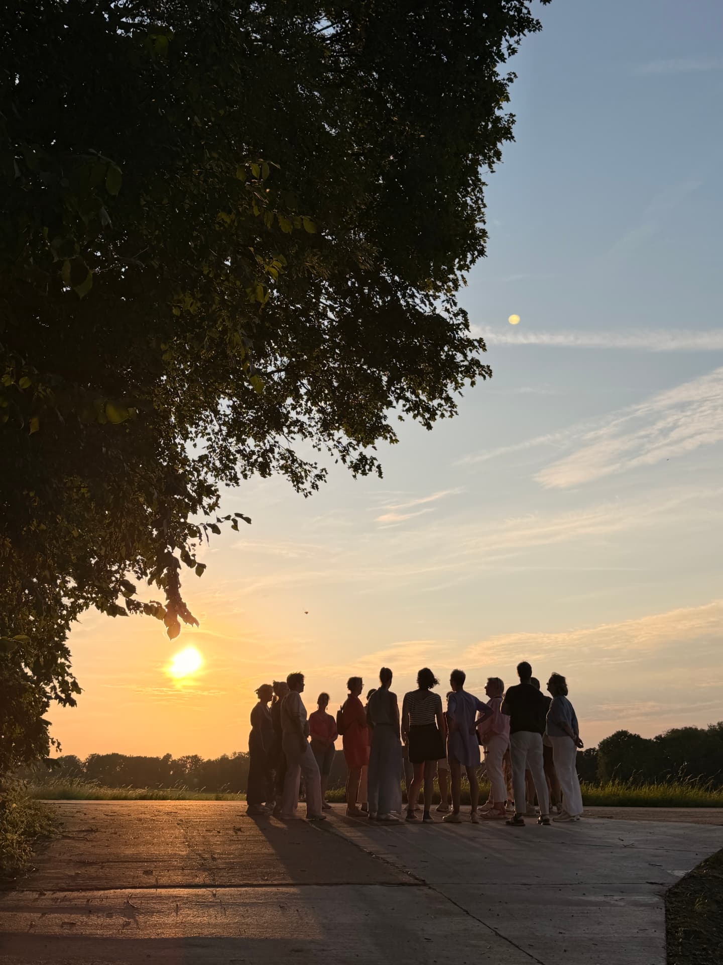 Vrouwen wandelen samen bij zonsopgang tijdens de Rise & Shine Walk